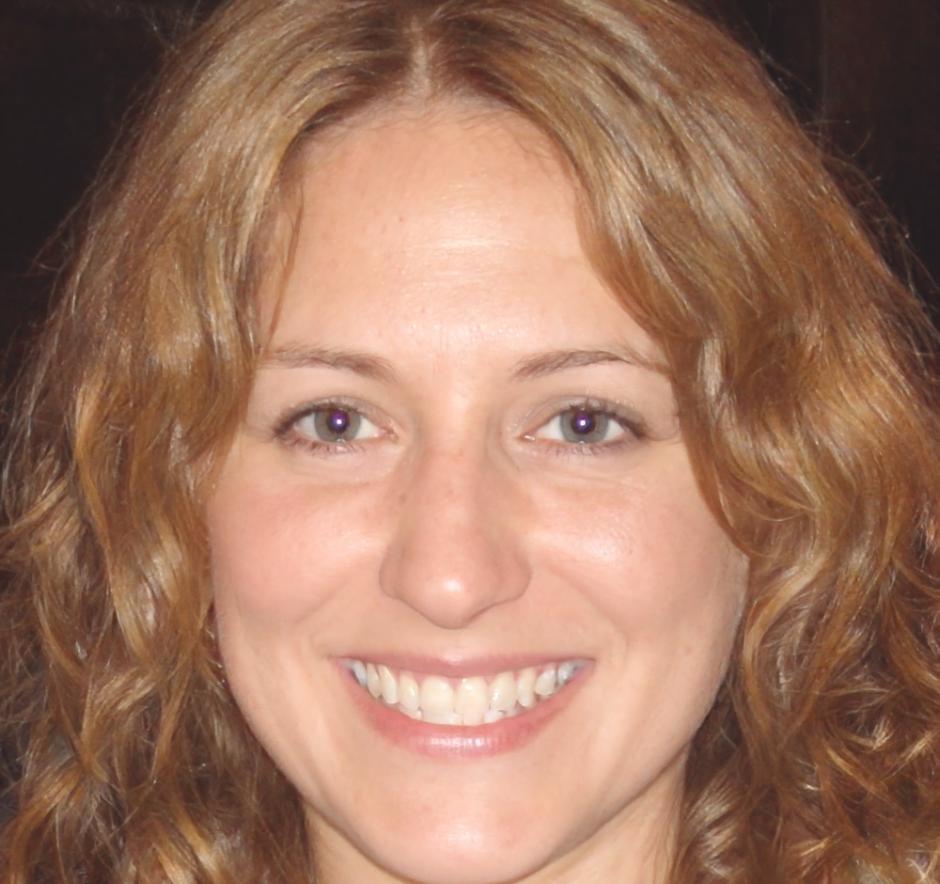 Retrato profesional de Esperanza Vidal, especialista en finanzas personales